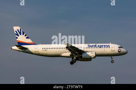 SunExpress ein Airbus A320-232 von SunExpress befindet sich im Landeanflug auf den Flughafen Zürich. Registrierung LY-MLN. Zürich, Schweiz, 01.06.2023 *** SunExpress an Airbus A320 232 von SunExpress nähert sich Zürich Airport Registration LY MLN Zürich, Schweiz, 01 06 2023 Credit: Imago/Alamy Live News Stockfoto