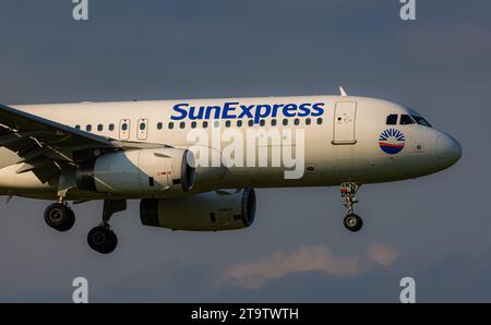 SunExpress ein Airbus A320-232 von SunExpress befindet sich im Landeanflug auf den Flughafen Zürich. Registrierung LY-MLN. Zürich, Schweiz, 01.06.2023 *** SunExpress an Airbus A320 232 von SunExpress nähert sich Zürich Airport Registration LY MLN Zürich, Schweiz, 01 06 2023 Credit: Imago/Alamy Live News Stockfoto