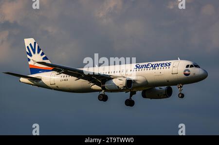 SunExpress ein Airbus A320-232 von SunExpress befindet sich im Landeanflug auf den Flughafen Zürich. Registrierung LY-MLN. Zürich, Schweiz, 01.06.2023 *** SunExpress an Airbus A320 232 von SunExpress nähert sich Zürich Airport Registration LY MLN Zürich, Schweiz, 01 06 2023 Credit: Imago/Alamy Live News Stockfoto