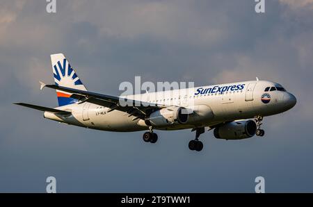 SunExpress ein Airbus A320-232 von SunExpress befindet sich im Landeanflug auf den Flughafen Zürich. Registrierung LY-MLN. Zürich, Schweiz, 01.06.2023 *** SunExpress an Airbus A320 232 von SunExpress nähert sich Zürich Airport Registration LY MLN Zürich, Schweiz, 01 06 2023 Credit: Imago/Alamy Live News Stockfoto