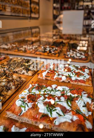 Perfekter Abend in einer Pizzeria: Einladende Atmosphäre, Duft von frisch gebackener Pizza und gemeinsames Lächeln. Stockfoto