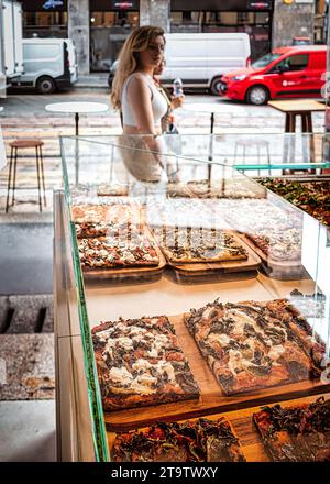 Perfekter Abend in einer Pizzeria: Einladende Atmosphäre, Duft von frisch gebackener Pizza und gemeinsames Lächeln. Stockfoto