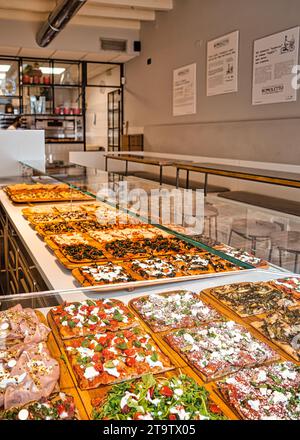 Perfekter Abend in einer Pizzeria: Einladende Atmosphäre, Duft von frisch gebackener Pizza und gemeinsames Lächeln. Stockfoto