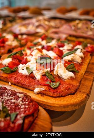 Perfekter Abend in einer Pizzeria: Einladende Atmosphäre, Duft von frisch gebackener Pizza und gemeinsames Lächeln. Stockfoto