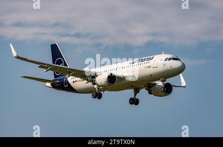 Lufthansa ein Airbus A320-214 von Lufthansa ist im Anflug auf die Landebahn 28 des Flughafen Zürich. Registrierung D-AIZS. Zürich, 06.06.2023 *** Lufthansa ein Airbus A320 214 von Lufthansa nähert sich der Start- und Landebahn 28 am Flughafen Zürich Anmeldung D AIZS Zürich, 06 06 06 2023 Credit: Imago/Alamy Live News Stockfoto