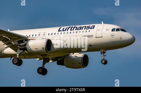 Lufthansa ein Airbus A320-214 von Lufthansa ist im Anflug auf die Landebahn 28 des Flughafen Zürich. Registrierung D-AIZS. Zürich, 06.06.2023 *** Lufthansa ein Airbus A320 214 von Lufthansa nähert sich der Start- und Landebahn 28 am Flughafen Zürich Anmeldung D AIZS Zürich, 06 06 06 2023 Credit: Imago/Alamy Live News Stockfoto