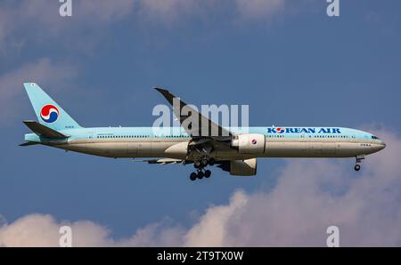 Korean Air eine Boeing 777-3B5ER von Korean Air befindet sich im Landeanflug auf den Flughafen Zürich. Registrierung HL8216. Zürich, Schweiz, 3. Juni 2023 *** Korean Air A Korean Air Boeing 777 3B5ER ist im Anflug zum Flughafen Zürich Registrierung HL8216 Zürich, Schweiz, 3. Juni 2023 Credit: Imago/Alamy Live News Stockfoto