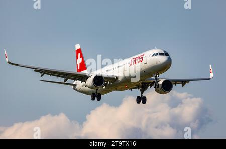 Swiss International Airlines ein Airbus A321-212 von Swiss International Airlines befindet sich im Landeanflug auf den Flughafen Zürich. Registrierung HB-IOO. Zürich, 06.06.2023 *** Swiss International Airlines ein Airbus A321 212 der Swiss International Airlines nähert sich dem Flughafen Zürich Registrierung HB IOO Zürich, 06 06 2023 Credit: Imago/Alamy Live News Stockfoto