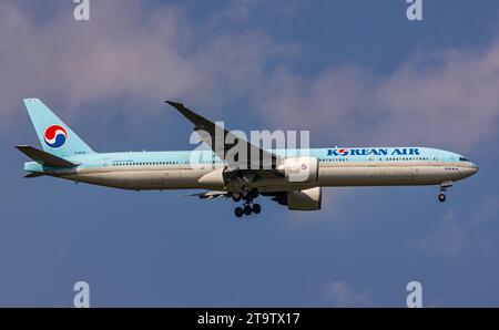 Korean Air eine Boeing 777-3B5ER von Korean Air befindet sich im Landeanflug auf den Flughafen Zürich. Registrierung HL8216. Zürich, Schweiz, 3. Juni 2023 *** Korean Air A Korean Air Boeing 777 3B5ER ist im Anflug zum Flughafen Zürich Registrierung HL8216 Zürich, Schweiz, 3. Juni 2023 Credit: Imago/Alamy Live News Stockfoto