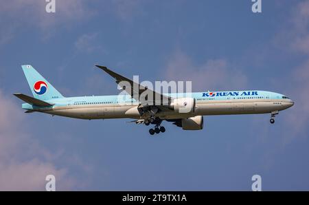 Korean Air eine Boeing 777-3B5ER von Korean Air befindet sich im Landeanflug auf den Flughafen Zürich. Registrierung HL8216. Zürich, Schweiz, 3. Juni 2023 *** Korean Air A Korean Air Boeing 777 3B5ER ist im Anflug zum Flughafen Zürich Registrierung HL8216 Zürich, Schweiz, 3. Juni 2023 Credit: Imago/Alamy Live News Stockfoto