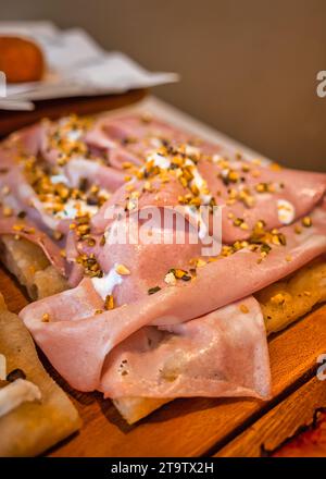 Perfekter Abend in einer Pizzeria: Einladende Atmosphäre, Duft von frisch gebackener Pizza und gemeinsames Lächeln. Stockfoto