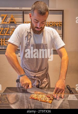 Perfekter Abend in einer Pizzeria: Einladende Atmosphäre, Duft von frisch gebackener Pizza und gemeinsames Lächeln. Stockfoto