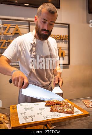 Perfekter Abend in einer Pizzeria: Einladende Atmosphäre, Duft von frisch gebackener Pizza und gemeinsames Lächeln. Stockfoto