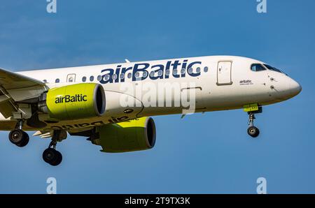 Air Baltic ein Airbus A220-300 von Air Baltic ist im Anflug auf die Landebahn 28 des Flughafen Zürich. Registrierung YL-AAO. Zürich, 06.06.2023 *** Air Baltic an Air Baltic Airbus A220 300 nähert sich der Start- und Landebahn 28 am Flughafen Zürich Anmeldung YL AAO Zürich, 06 06 2023 Credit: Imago/Alamy Live News Stockfoto