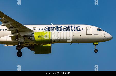 Air Baltic ein Airbus A220-300 von Air Baltic ist im Anflug auf die Landebahn 28 des Flughafen Zürich. Registrierung YL-AAO. Zürich, 06.06.2023 *** Air Baltic an Air Baltic Airbus A220 300 nähert sich der Start- und Landebahn 28 am Flughafen Zürich Anmeldung YL AAO Zürich, 06 06 2023 Credit: Imago/Alamy Live News Stockfoto