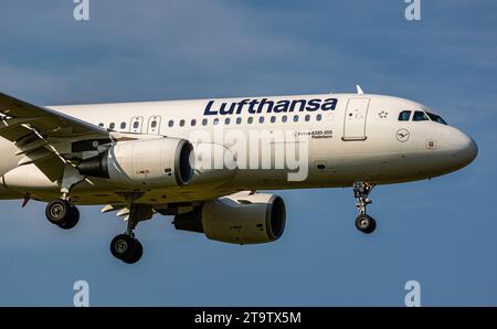 Lufthansa ein Airbus A320-214 von Lufthansa ist im Anflug auf die Landebahn 28 des Flughafen Zürich. Registrierung D-AIZS. Zürich, 06.06.2023 *** Lufthansa ein Airbus A320 214 von Lufthansa nähert sich der Start- und Landebahn 28 am Flughafen Zürich Anmeldung D AIZS Zürich, 06 06 06 2023 Credit: Imago/Alamy Live News Stockfoto