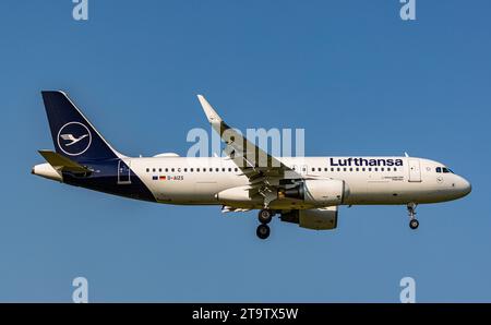 Lufthansa ein Airbus A320-214 von Lufthansa ist im Anflug auf die Landebahn 28 des Flughafen Zürich. Registrierung D-AIZS. Zürich, 06.06.2023 *** Lufthansa ein Airbus A320 214 von Lufthansa nähert sich der Start- und Landebahn 28 am Flughafen Zürich Anmeldung D AIZS Zürich, 06 06 06 2023 Credit: Imago/Alamy Live News Stockfoto