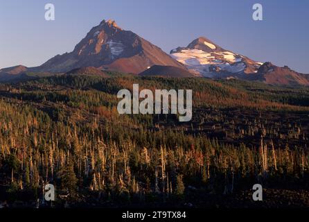 Mittel- und Nordeuropa Schwester von Dee Wright Observatory, McKenzie Pass-Santiam Pass National Scenic Byway, Willamette National Forest, Oregon Stockfoto