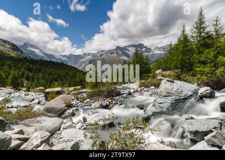 Bergfluss in Zermatt Stockfoto
