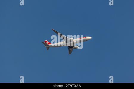 Swiss International Airlines ein Airbus A330-343X von Swiss International Airlines überfliegt den Flughafen Zürich, nachdem er vom Schweizer Flughafen gestartet ist. Registrierung HB-JHG. Zürich, 06.06.2023 *** Swiss International Airlines A Swiss International Airlines Airbus A330 343X fliegt nach dem Abflug vom Schweizer Flughafen Zürich über dem Flughafen HB JHG Zürich, 06 06 2023 Credit: Imago/Alamy Live News Stockfoto