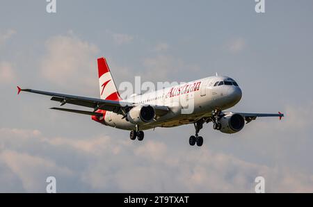 Austrian Airlines ein Airbus A320-214 von Austrian Airlines ist im Anflug auf die Landebahn 28 des Flughafen Zürich. Registrierung OE-LBK. Zürich, 06.06.2023 *** Austrian Airlines an Austrian Airlines Airbus A320 214 nähert sich der Start- und Landebahn 28 am Flughafen Zürich Anmeldung OE LBK Zürich, 06 06 2023 Credit: Imago/Alamy Live News Stockfoto