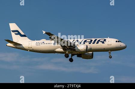 Finnair ein Airbus A320-214 von Finnair befindet sich im Landeanflug auf den Flughafen Zürich. Registrierung OH-LXI. Zürich, 06.06.2023 *** Finnair ein Airbus A320 214 von Finnair nähert sich Zürich Airport Registrierung OH LXI Zürich, 06 06 06 2023 Credit: Imago/Alamy Live News Stockfoto