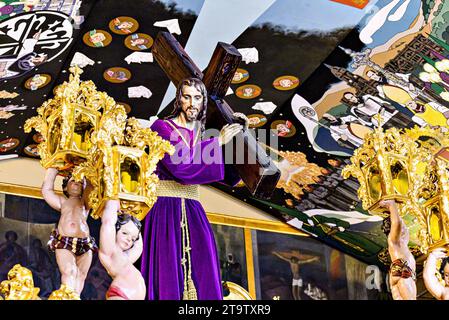Malaga, Andalusien, Spanien; 4. April 2023: Karwoche, Passage des süßen Namens Jesu in der Basilika Casa Hermandad del Paso de La Esperanza Stockfoto