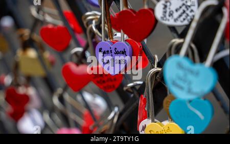 Love Locks auf einem Fußweg in der Nähe des Emmet Park in Savannah, Georgia Stockfoto