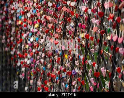 Love Locks auf einem Fußweg in der Nähe des Emmet Park in Savannah, Georgia Stockfoto