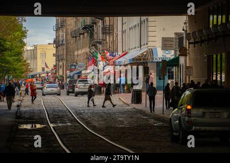 Touristen, die auf der River Street im Zentrum von Savannah Georgia einkaufen Stockfoto