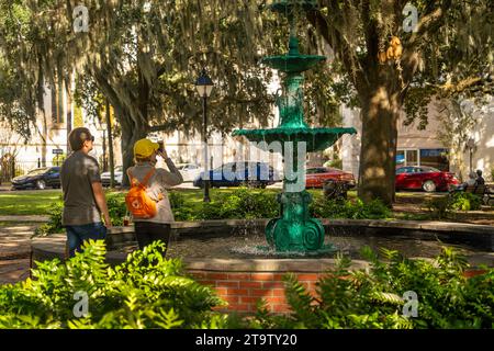 Touristen machen Fotos von einem Brunnen auf dem Lafayette Square Savannah Georgia Stockfoto