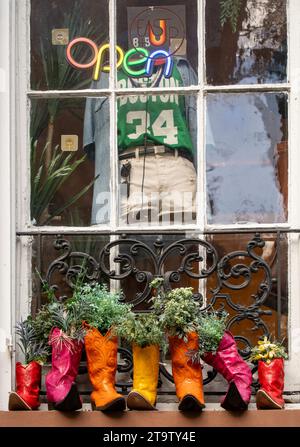 Souvenirladen mit lackierten Cowboystiefeln im vorderen Fenster der Innenstadt von Savannah Georgia Stockfoto