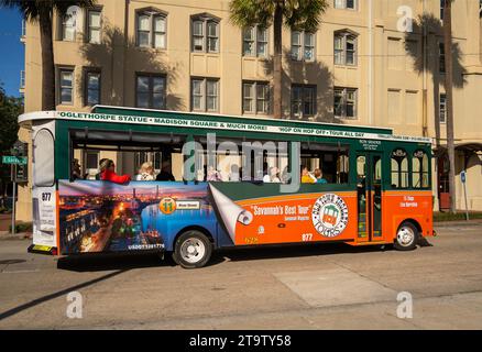 Trolley-Touren auf der Straße im Stadtzentrum von Savannah Georgia Stockfoto
