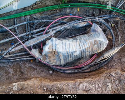 Vertikale Ansicht eines Kabelgewirrs in einer Baugrube. Stockfoto