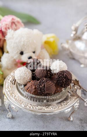 Energiebälle. Gesunde rohe Dessert Glitzerbällchen, vegane Trüffel, zuckerfreie Bonbons aus Datteln, Haselnüsse, Kakaopulver. Handgemachte Pralinen auf A Stockfoto