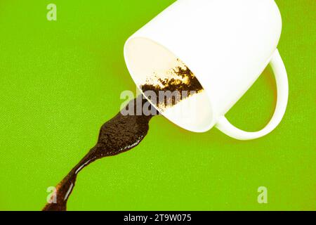 Ein Fleck auf einem hellen Stoff, Tischdecke, Sofa. Waschen, Reinigen des Stoffes. Stockfoto