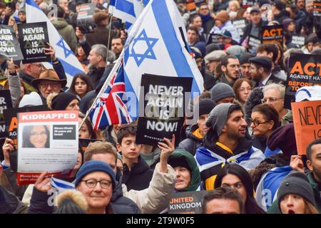 London, Großbritannien. November 2023. Demonstranten auf dem Trafalgar Square. Tausende pro-israelische Demonstranten marschierten in Zentral-London gegen den Antisemitismus und forderten die Freilassung israelischer Geiseln, die von der Hamas in Gaza festgehalten wurden. Quelle: Vuk Valcic/Alamy Live News Stockfoto