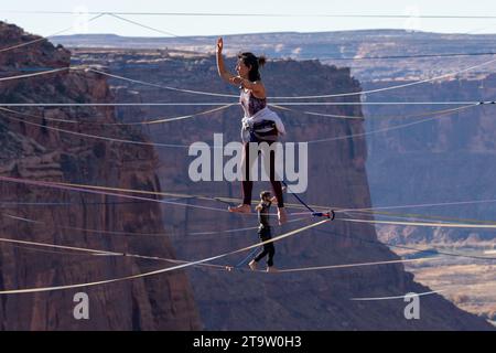 Zwei Personen auf Highlines beim GGBY World Highline Festival 500 Meter über dem Mineral Canyon in der Nähe von Moab, Utah. Stockfoto