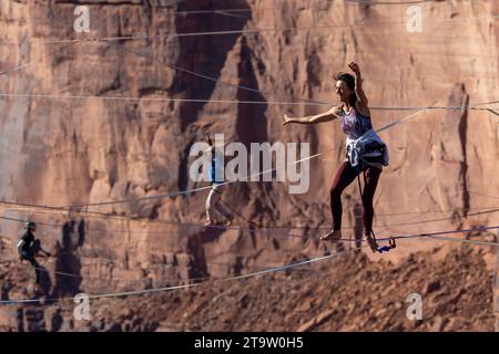 Drei Personen auf Highlines beim GGBY World Highline Festival 500 Meter über dem Mineral Canyon in der Nähe von Moab, Utah. Stockfoto