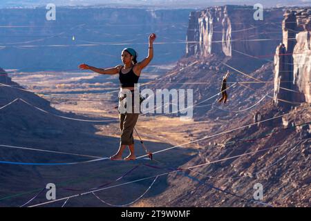 Zwei Personen auf Highlines beim GGBY World Highline Festival 500 Meter über dem Mineral Canyon in der Nähe von Moab, Utah. Stockfoto