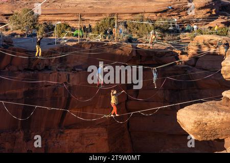 Besucher auf Highlines beim GGBY World Highline Festival 500 Meter über dem Mineral Canyon in der Nähe von Moab, Utah. Stockfoto