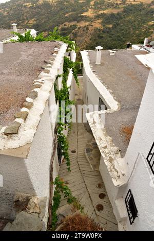 Capileira, typische Straße (Luftaufnahme). La Alpujarra, Granada, Andalusien, Spanien. Stockfoto