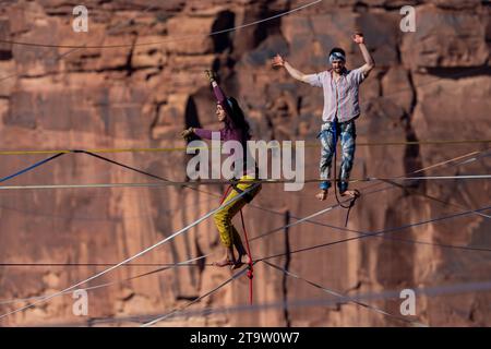 Zwei Personen auf Highlines beim GGBY World Highline Festival 500 Meter über dem Mineral Canyon in der Nähe von Moab, Utah. Stockfoto