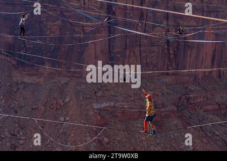 Vier Personen auf Highlines beim GGBY World Highline Festival 500 Fuß über dem Mineral Canyon in der Nähe von Moab, Utah. Stockfoto