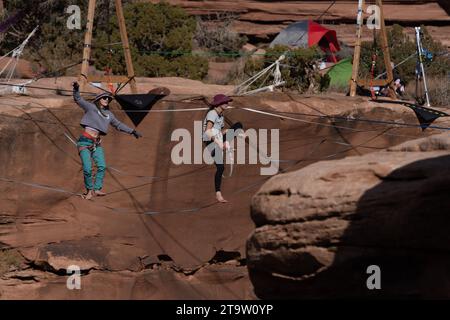 Zwei Frauen auf Highlines beim GGBY World Highline Festival 500 Meter über dem Mineral Canyon in der Nähe von Moab, Utah. Stockfoto