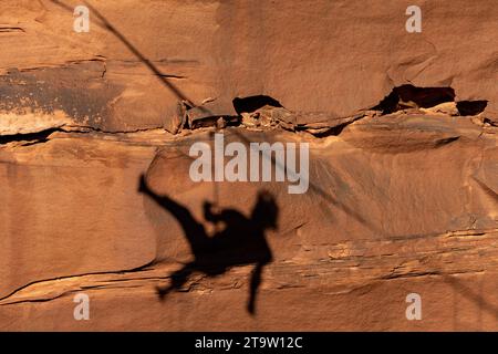 Schatten eines Highliner, der 500 Meter über dem Boden des Canyons von der Highline auf einem Highline-Festival in Utah fällt. Stockfoto