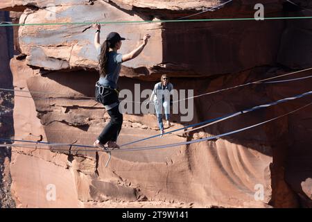 Zwei Personen auf Highlines beim GGBY World Highline Festival 500 Meter über dem Mineral Canyon in der Nähe von Moab, Utah. Stockfoto