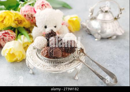 Energiebälle. Gesunde rohe Dessert Glitzerbällchen, vegane Trüffel, zuckerfreie Bonbons aus Datteln, Haselnüsse, Kakaopulver. Handgemachte Pralinen auf A Stockfoto