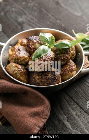 Hausgemachte Kroketten oder Patties. Krapfen aus Schweinehackfleisch. Köstliches und nahrhaftes Mittag- oder Abendessen. Stockfoto