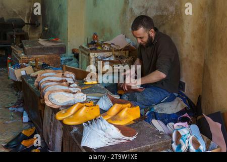 Nordafrika. Morroco. Marrakesch. Ein Handwerker, der in der Medina Hausschuhe herstellt Stockfoto